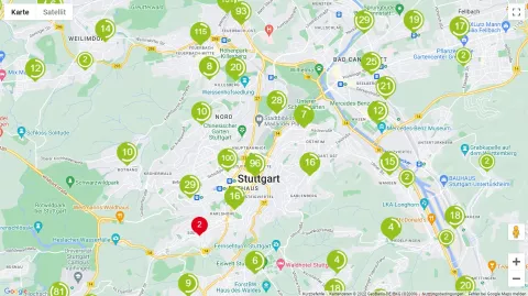 Die interaktive Karte zeigt alle verfügbaren öffentlichen Ladesäulen in grüner Farbe und alle besetzten Ladesäulen in roter Farbe.